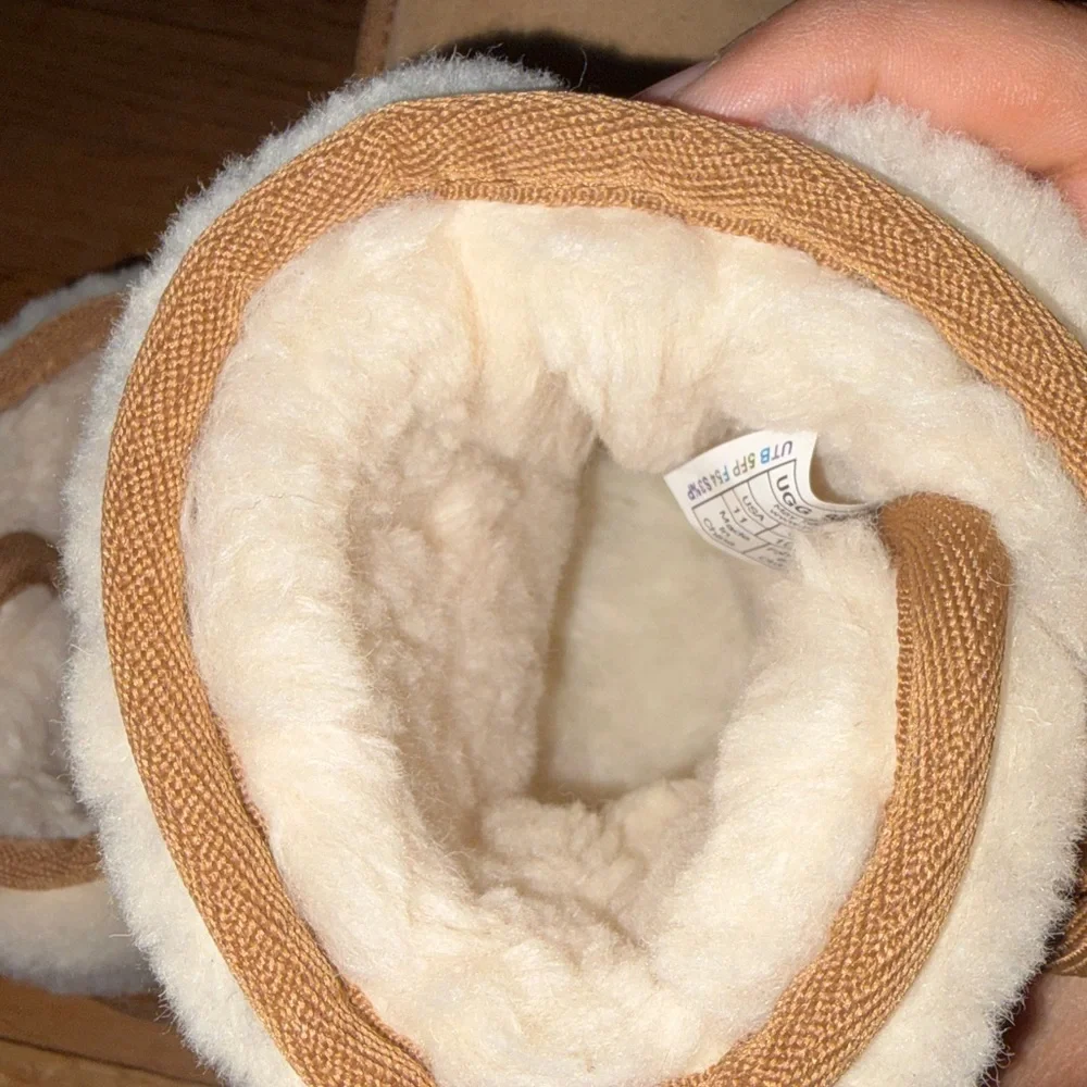 🆕- UGG- Kids' Classic Jona Luxury Boot. Chestnut. Size: 11 NWOB